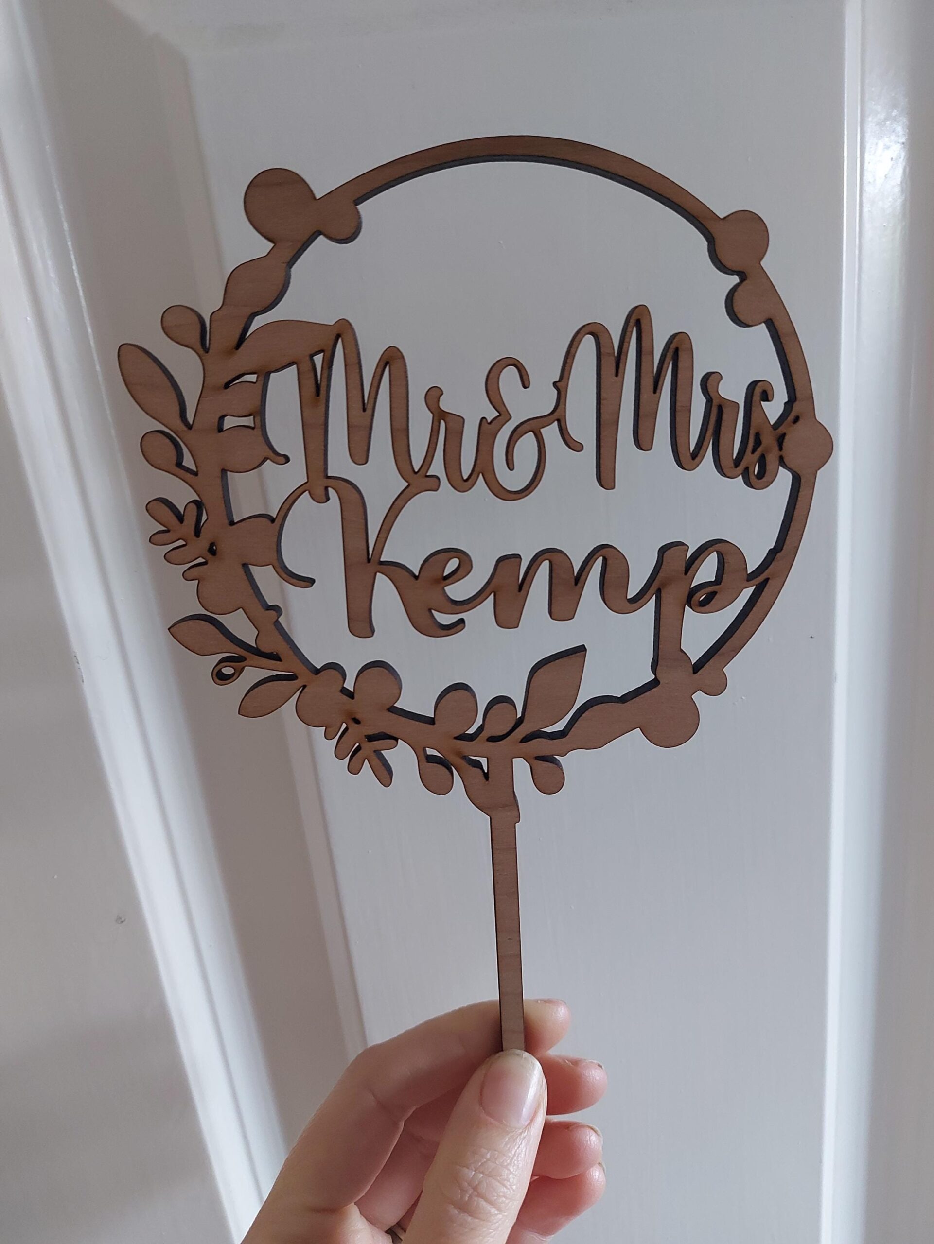 Personalised wreath cake topper, wooden, eucalyptus leaves, leaf garland, Custom surname, Wedding cake, Anniversary, Engagement, Celebration